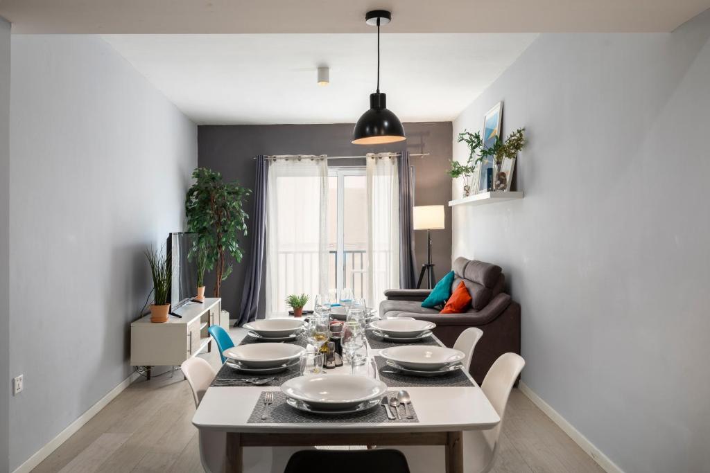 Modern 3 Bedroom & 3 Bathroom Apartment - near Balluta Bay