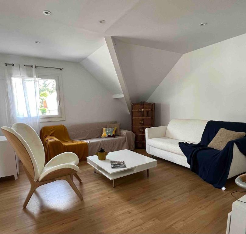 una sala de estar con un sofá y una mesa en Apartment near Lake Annecy, en Menthon-Saint-Bernard