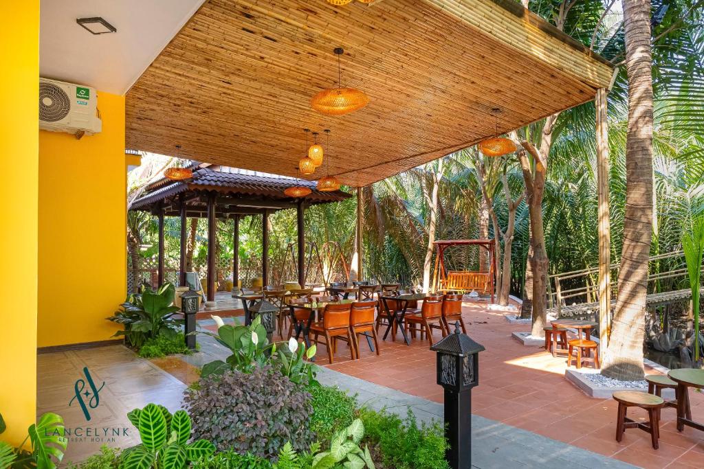 Zahrada ubytování The Lancelynk Boutique & Pool - Bar Hoi An