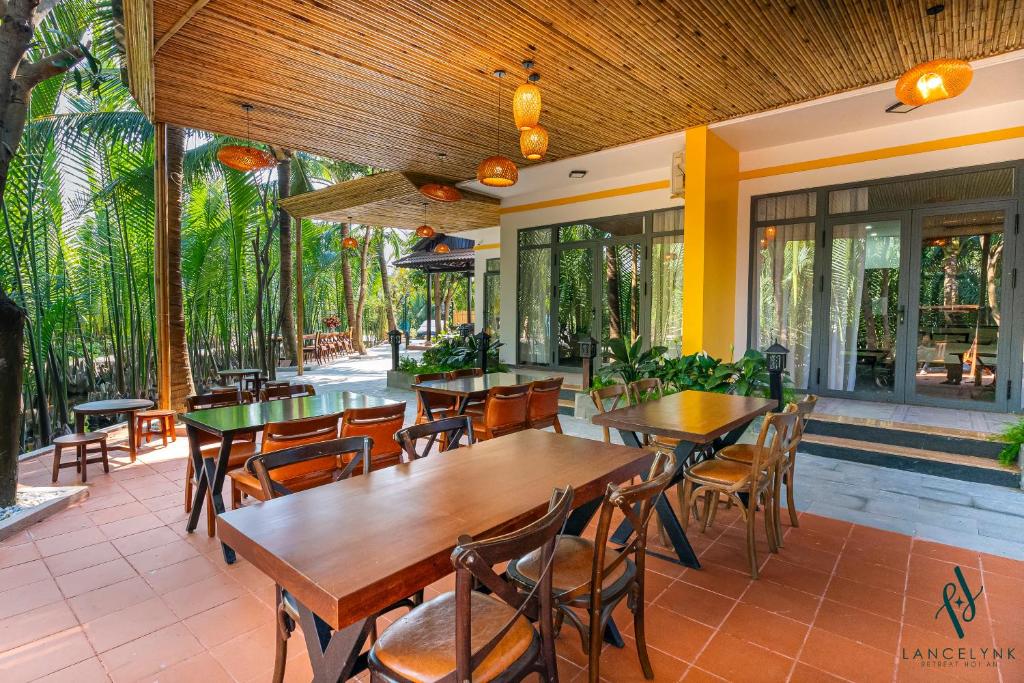 Restaurace v ubytování The Lancelynk Boutique & Pool - Bar Hoi An