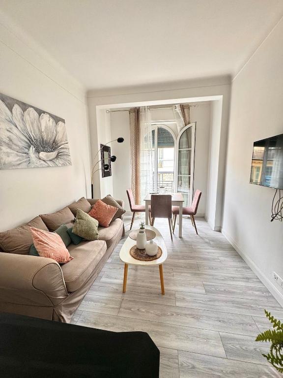 un salon avec un canapé et une table dans l'établissement Nice Apt - City Center, Wifi, AC, 5-6 Pers, à Nice