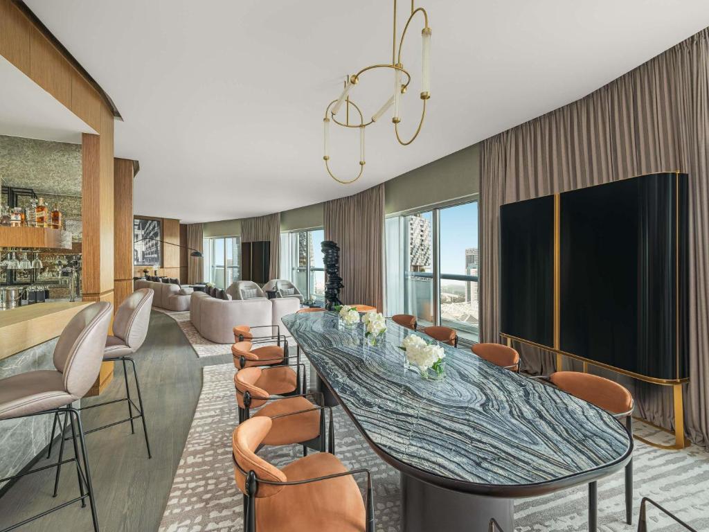 Fairmont Singapore的电视和/或娱乐中心