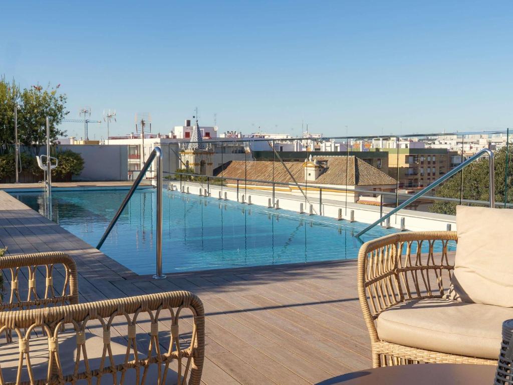 Bazén v ubytování Ibis Styles Sevilla City Santa Justa nebo v jeho okolí
