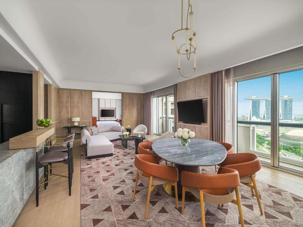 Fairmont Singapore的电视和/或娱乐中心