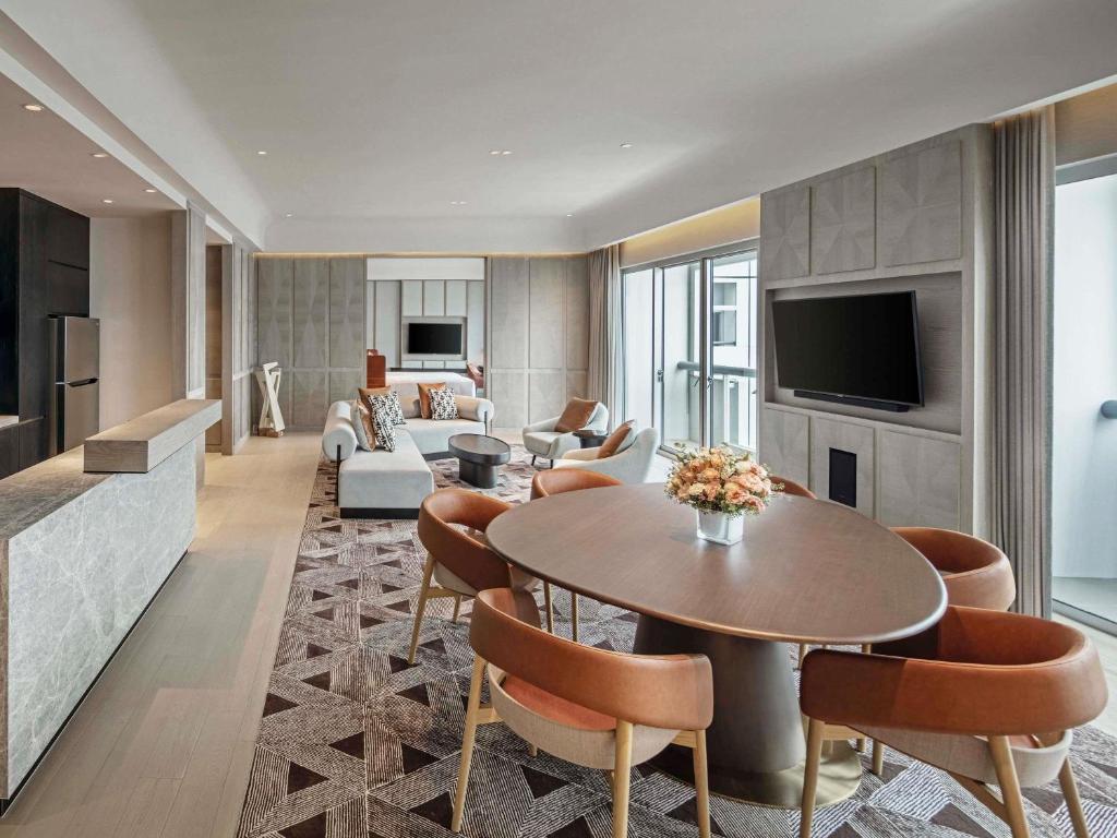 Fairmont Singapore的电视和/或娱乐中心