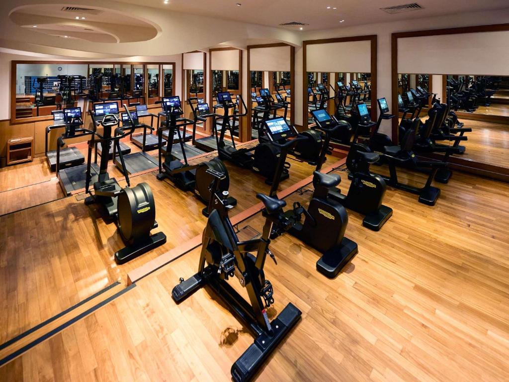 Fairmont Singapore的健身中心和/或健身设施