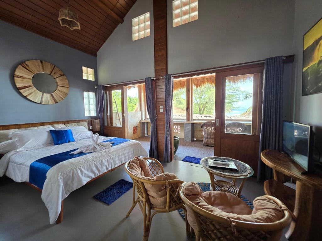 Postel nebo postele na pokoji v ubytování Istana Ombak Eco Resort