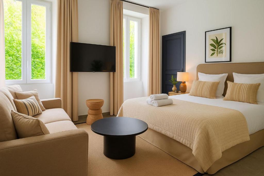 une chambre avec deux lits et un canapé dans l'établissement Croisette Palais des Festivals Studio, à Cannes