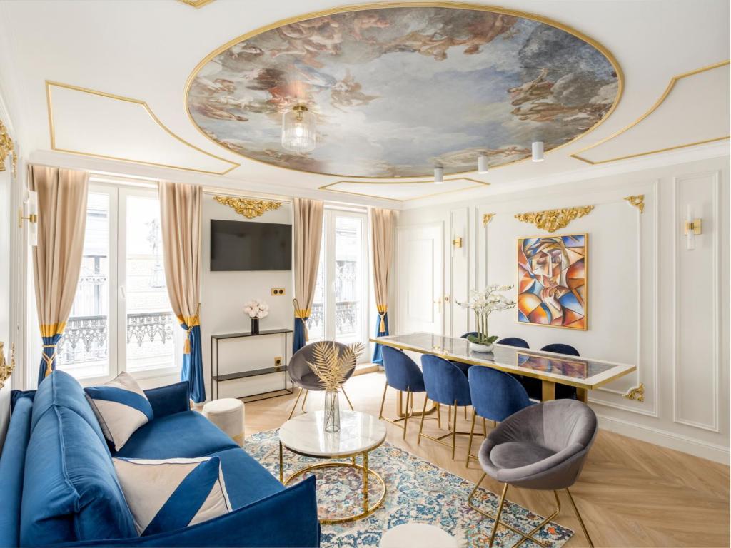 un salon avec un grand tableau au plafond dans l'établissement Merveil - Luxury Suite - Opera - Rougemont I, à Paris