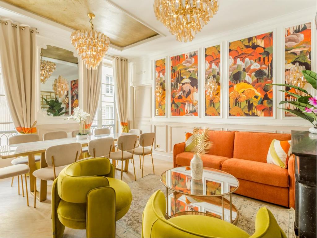 un salon avec un canapé, une table et des chaises dans l'établissement Merveil - Luxury Suite - Champs Elysees - Mauroy I, à Paris