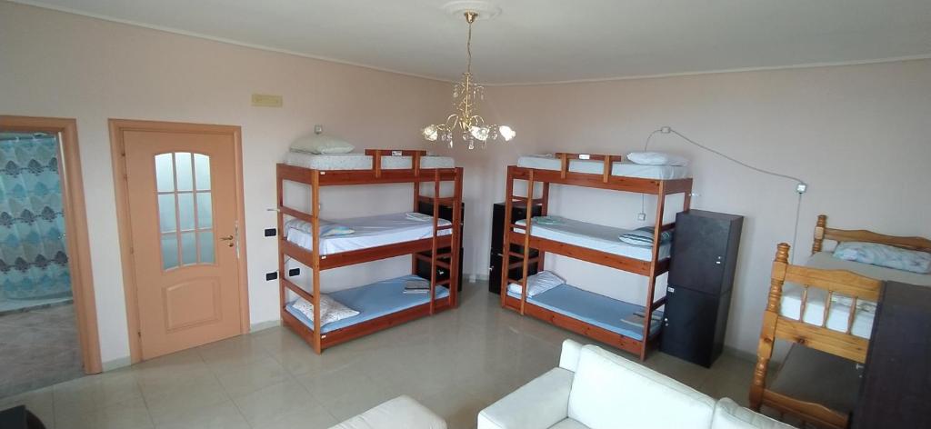 Postel nebo postele na pokoji v ubytování Pinwheel Hostel Vlora & Rooftop Bar