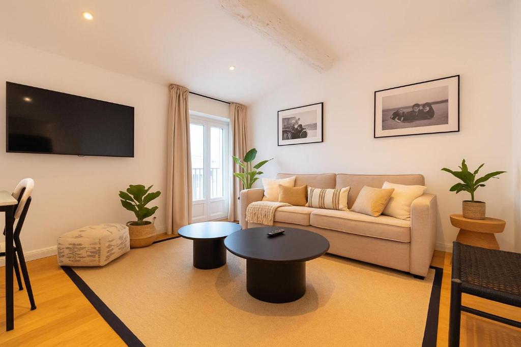 un salon avec un canapé et une table dans l'établissement Seaview with Terrace, à Cannes