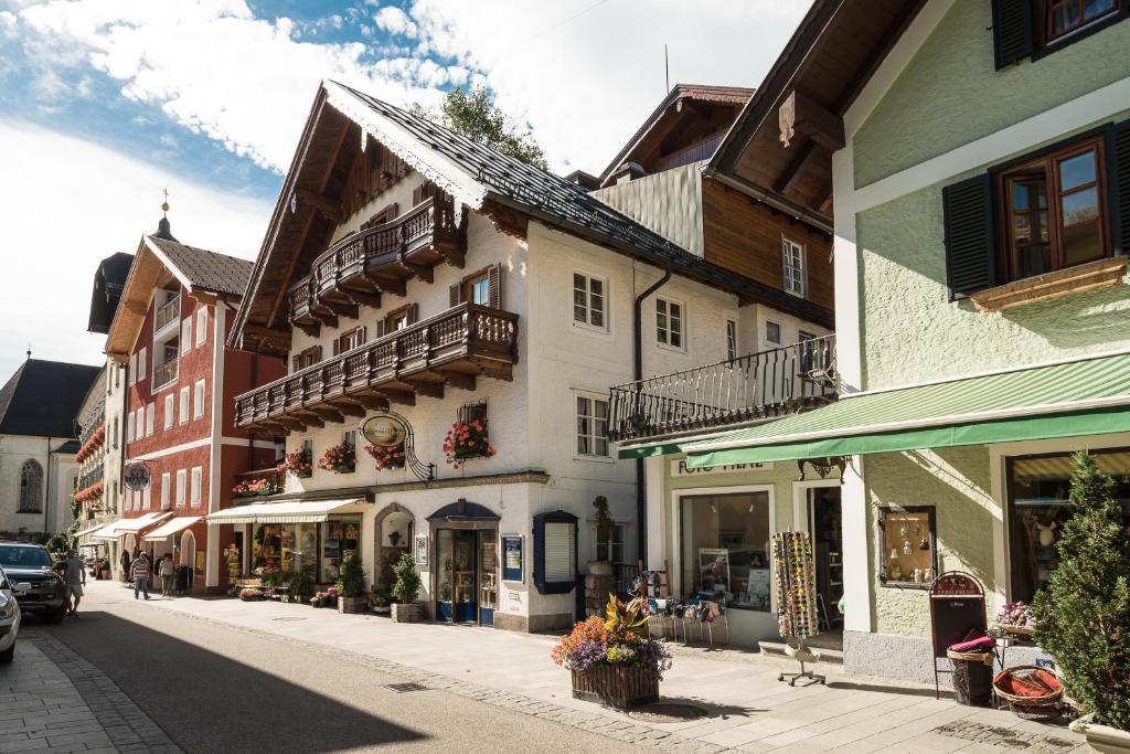 eine Straße in einer Stadt mit Geschäften und Gebäuden in der Unterkunft Fürbaß Haus in St. Wolfgang