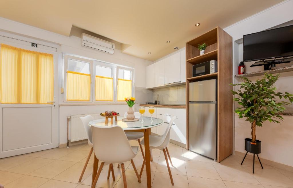 Kuchyň nebo kuchyňský kout v ubytování Apartmani Rita