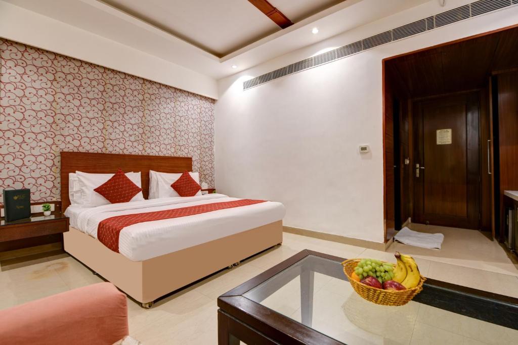 Postel nebo postele na pokoji v ubytování Hotel Krishna - By RCG Hotels, Centrally Located, New Delhi