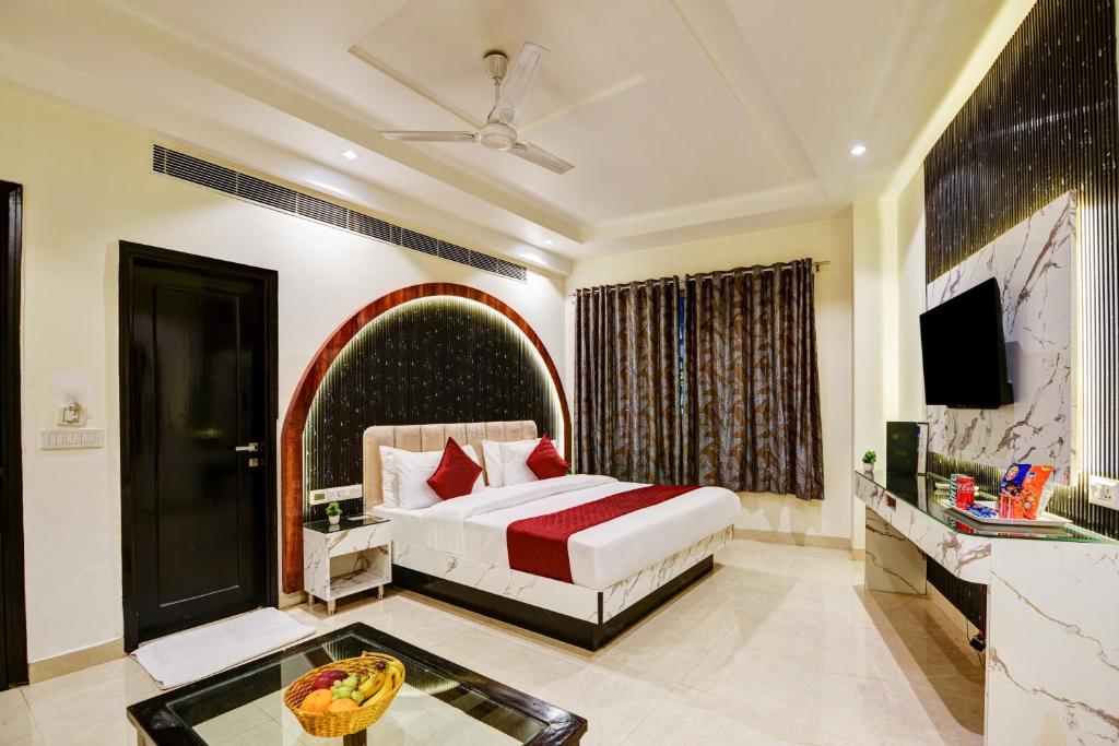 TV a/nebo společenská místnost v ubytování Hotel Krishna - By RCG Hotels, Centrally Located, New Delhi