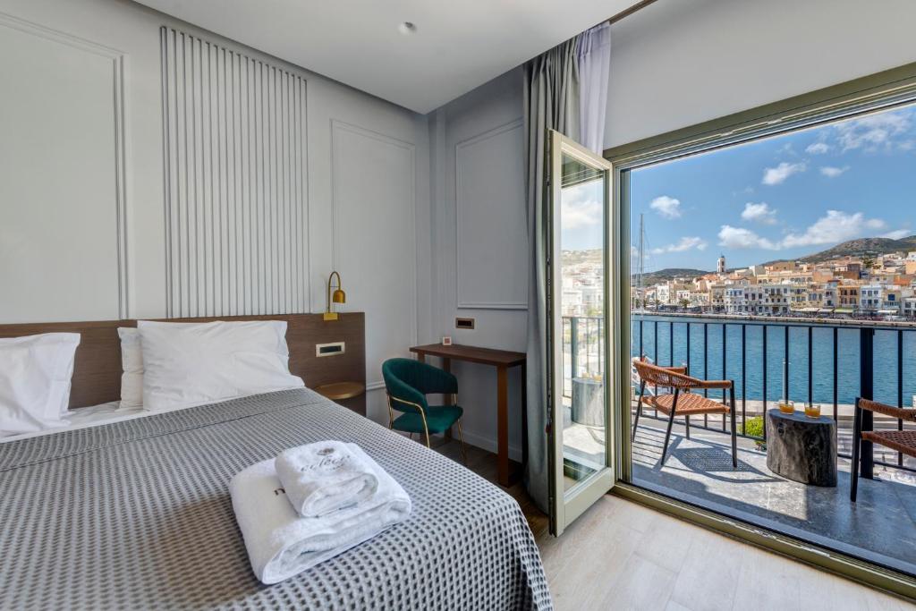 Postel nebo postele na pokoji v ubytování Eclectic Syros