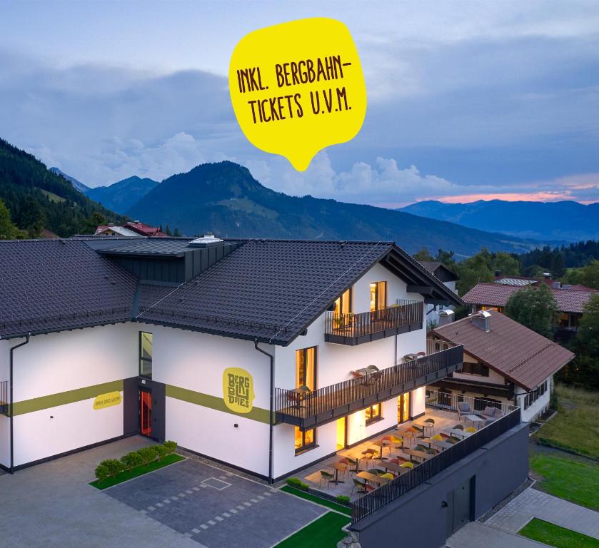 Nespecifikovaný výhled na hory nebo výhled na hory při pohledu z hotelu