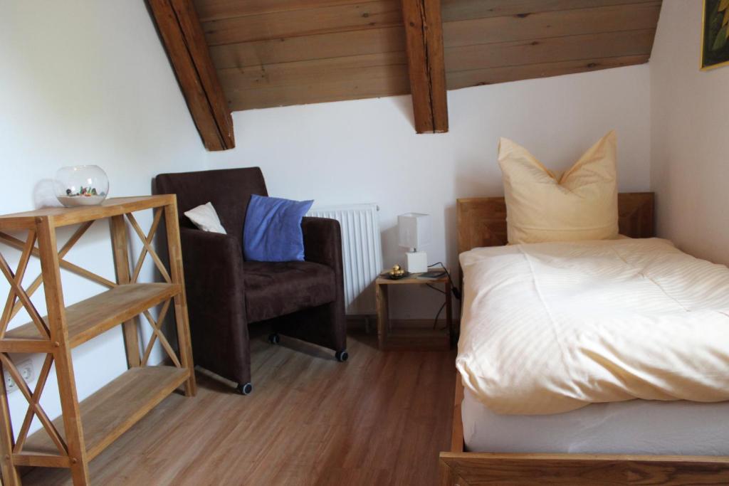 Postel nebo postele na pokoji v ubytování Gästehaus Glaubenstein