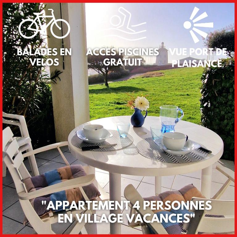 une table blanche avec deux chaises et une table avec des bols et des tasses dans l'établissement 