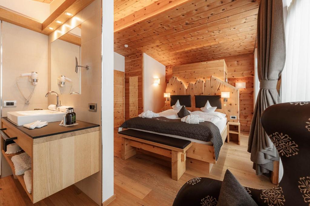 Postel nebo postele na pokoji v ubytování Chalet Elisabeth dolomites alpin & charme