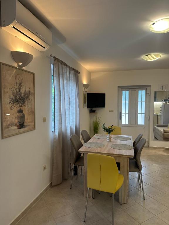 TV a/nebo společenská místnost v ubytování Apartmani Samec