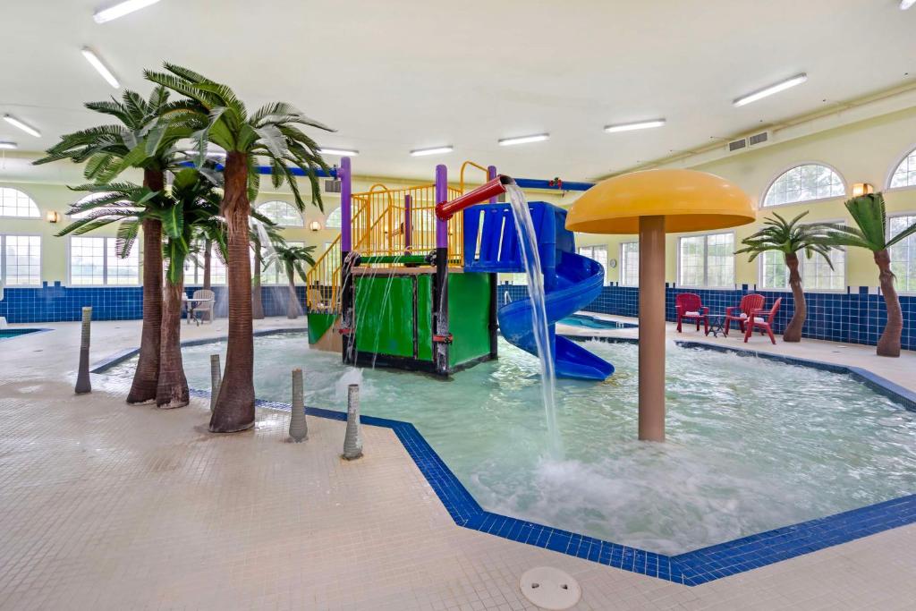 Bazén v ubytování Best Western PLUS Mirage Hotel and Resort nebo v jeho okolí