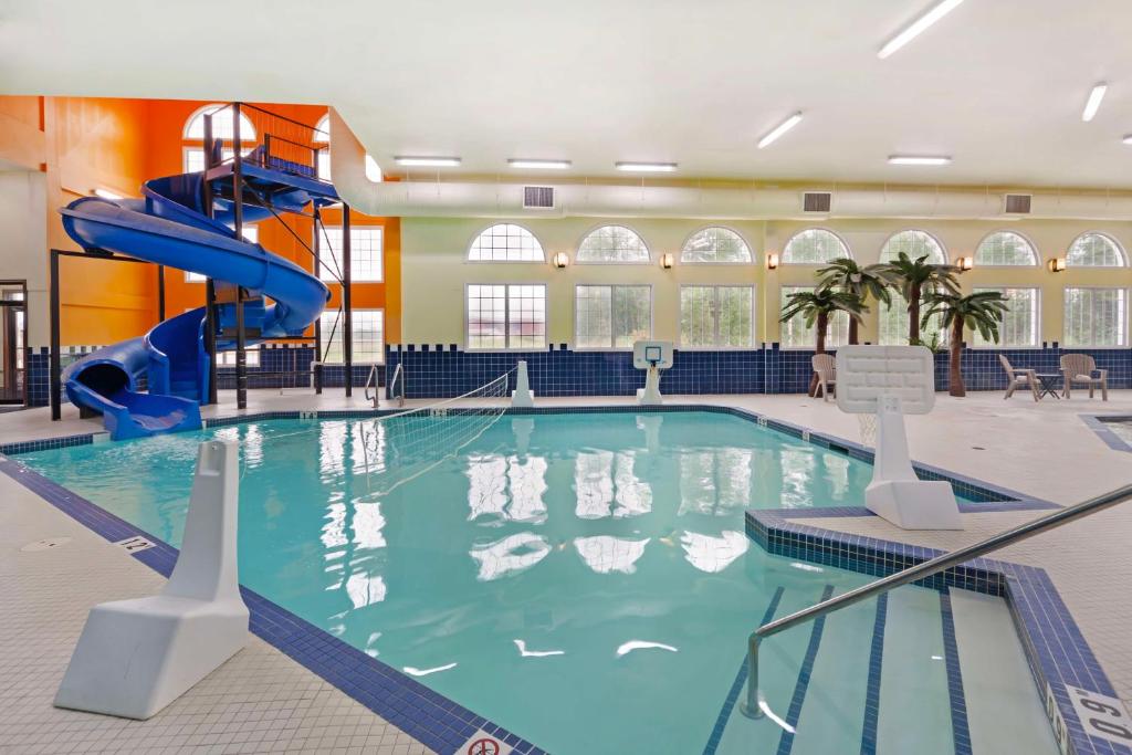 Bazén v ubytování Best Western PLUS Mirage Hotel and Resort nebo v jeho okolí