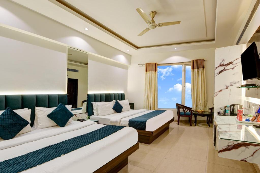 Postel nebo postele na pokoji v ubytování Hotel Krishna - By RCG Hotels, Centrally Located, New Delhi