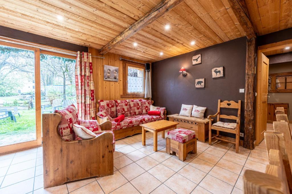 un salon avec un canapé et une table dans l'établissement La Poya, à Valloire