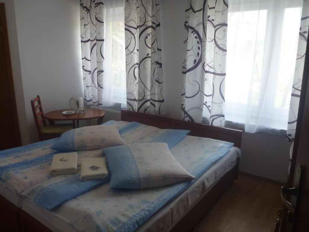 OŚRODEK WYPOCZYNKOWY NAD STAWEM - kameralny wybierany przez Gości ceniących ciszę, smaczne śniadania i komfortowy wypoczynek w bezpośrednim sąsiedztwie parku zdrojowego - 4