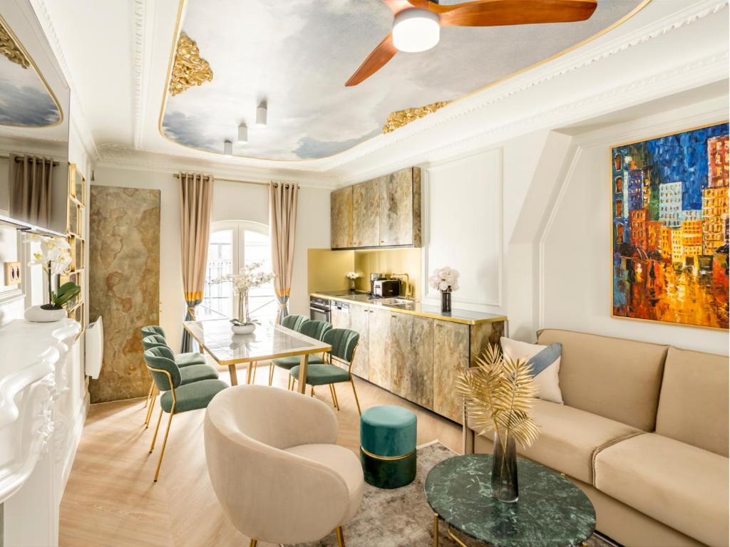 un salon avec un canapé et une table dans l'établissement Merveil - Luxury Suite - Opera - Rougemont II, à Paris