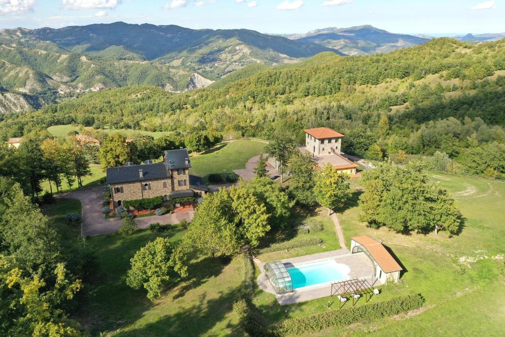 Una vista aérea de una finca con piscina. en Tenuta d'Elci - Relax e Piscina nel Bosco, en Casteldelci