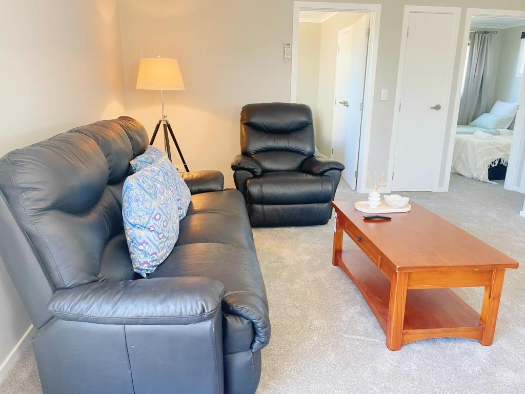 Brand new, close to hospital, plenty of parking sapces - Resim 13