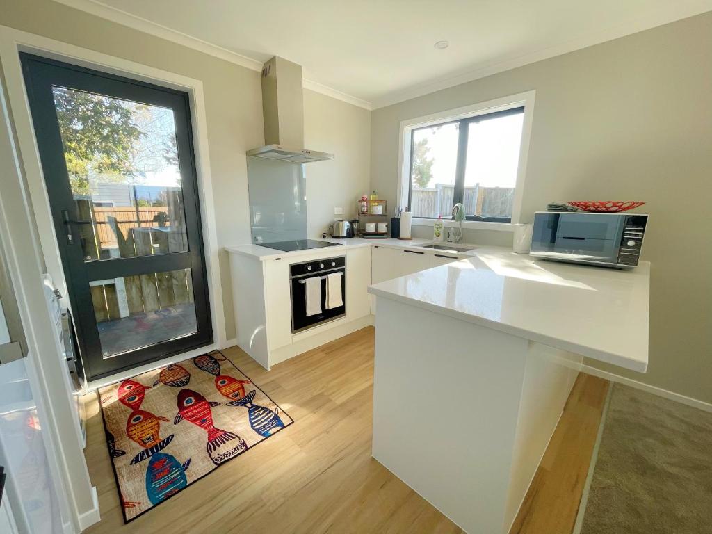 Brand new, close to hospital, plenty of parking sapces - Resim 1