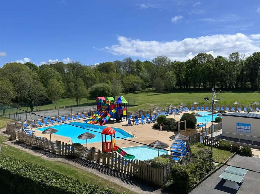 an amusement park with a large pool with a playground at Mobil Home 3 chambres au Camping Paradis du Quinquis in Clohars-Carnoët