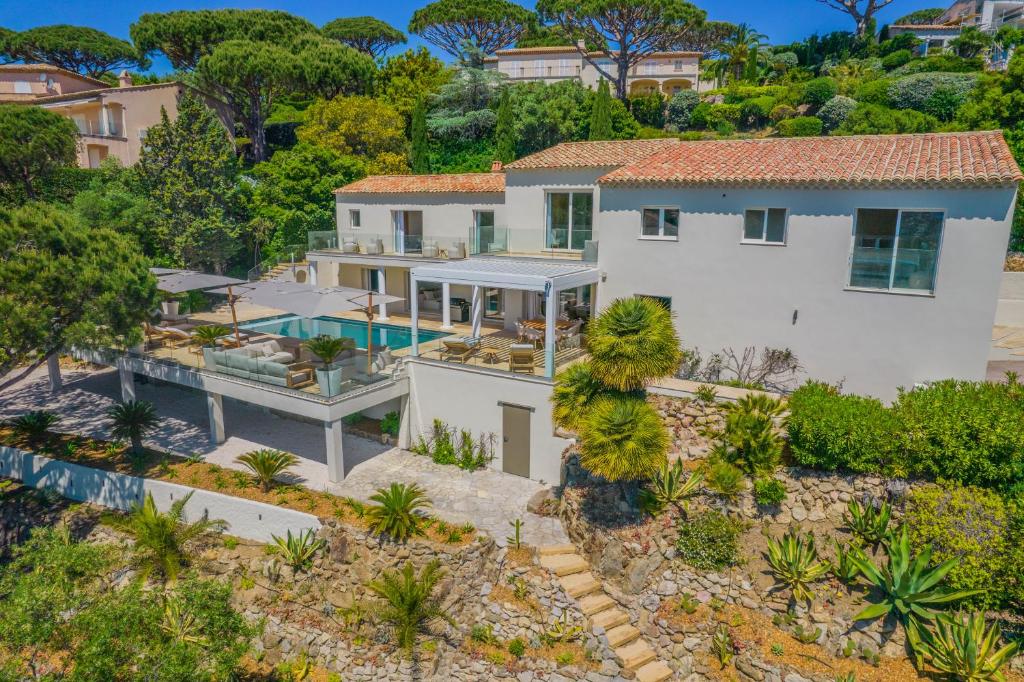 an aerial view of a house with a swimming pool at Azuréenne de la Nartelle in Sainte-Maxime