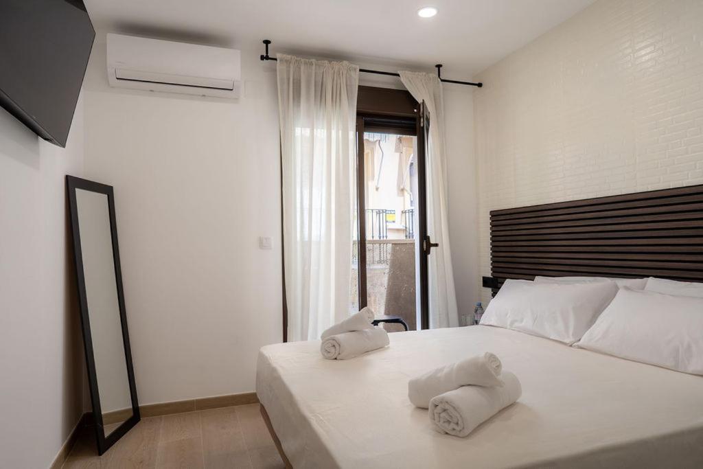 Postel nebo postele na pokoji v ubytování Emily Suites