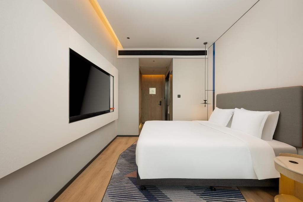Postel nebo postele na pokoji v ubytování Holiday Inn Express Shanghai Hongqiao CBD by IHG