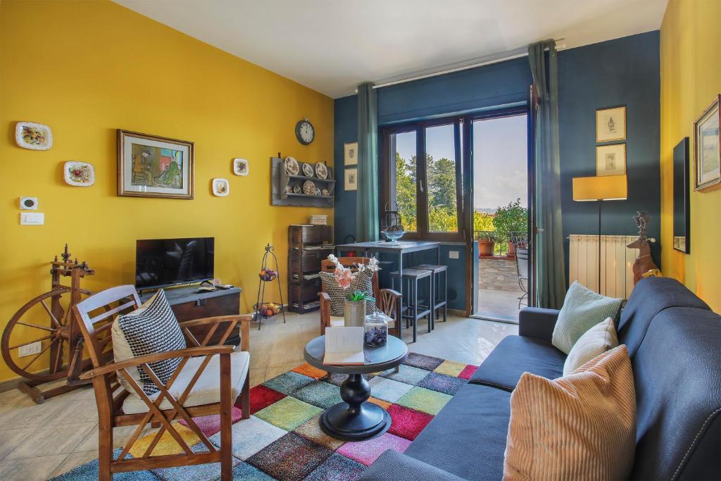 a living room with a blue couch and a table at I Levrieri Venezia in Torre del Lago Puccini