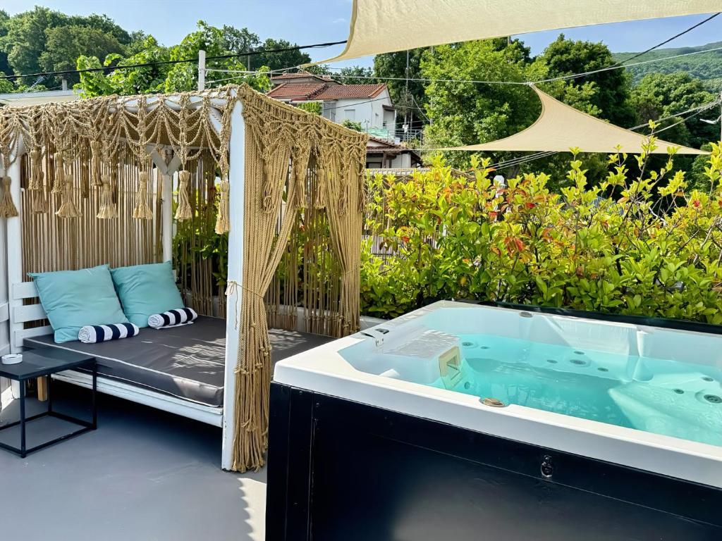 Basen w obiekcie Panorama Suites & Spa - Adults Only lub w pobliżu