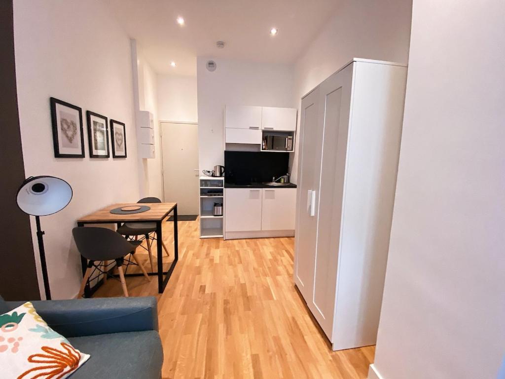 un salon avec un canapé et une table dans l'établissement Le Petit Cordeliers Coeur de Lyon 2 pers, à Lyon