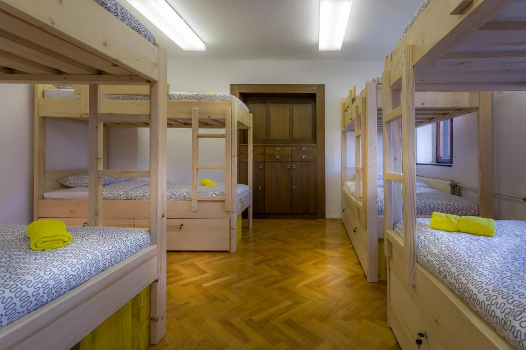 Postel nebo postele na pokoji v ubytování 1A Adventure Hostel