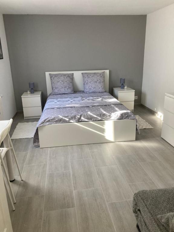 Ένα ή περισσότερα κρεβάτια σε δωμάτιο στο Chambre comme un petit logement
