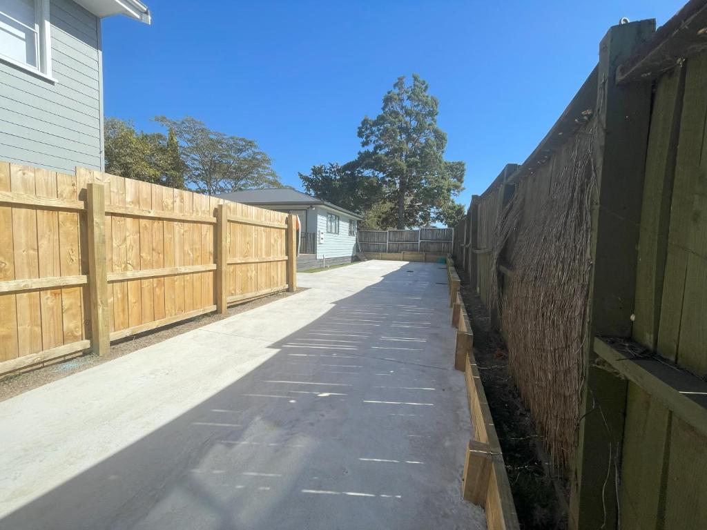 Brand new, close to hospital, plenty of parking sapces - Resim 23