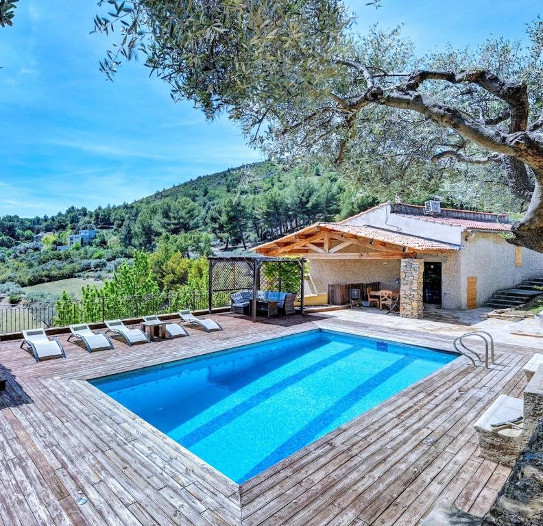 une villa avec piscine et une maison dans l'établissement Calme et collines, à Aubagne