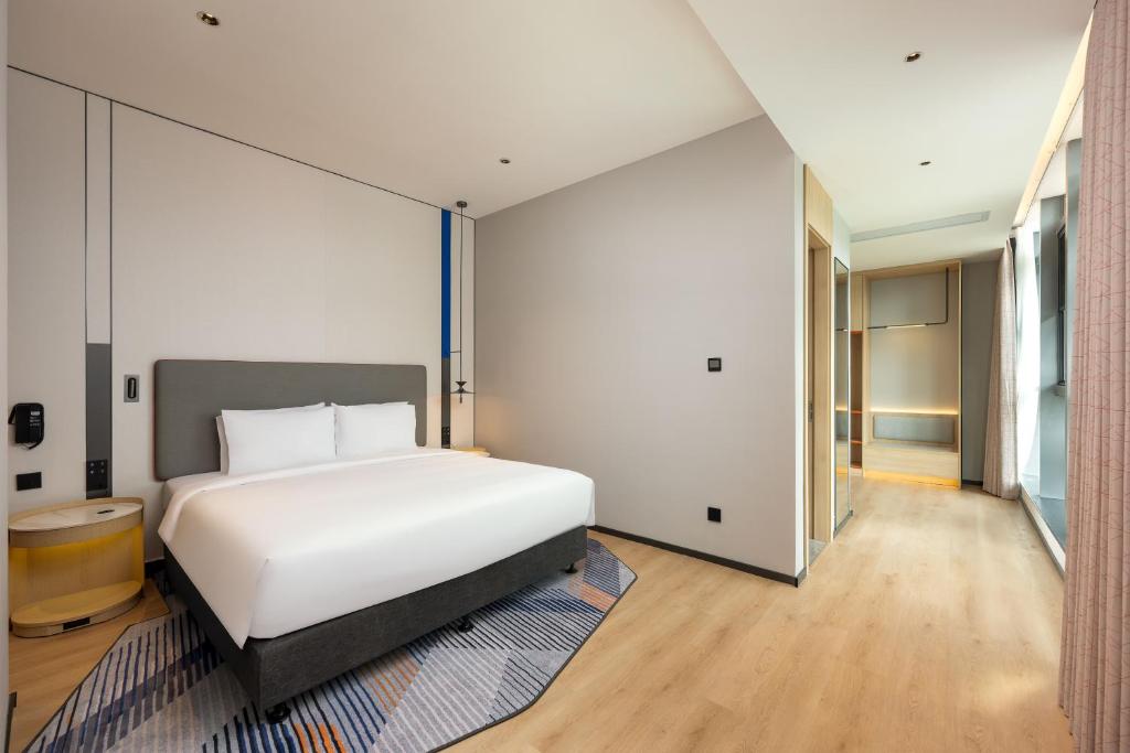 Postel nebo postele na pokoji v ubytování Holiday Inn Express Shanghai Hongqiao CBD by IHG