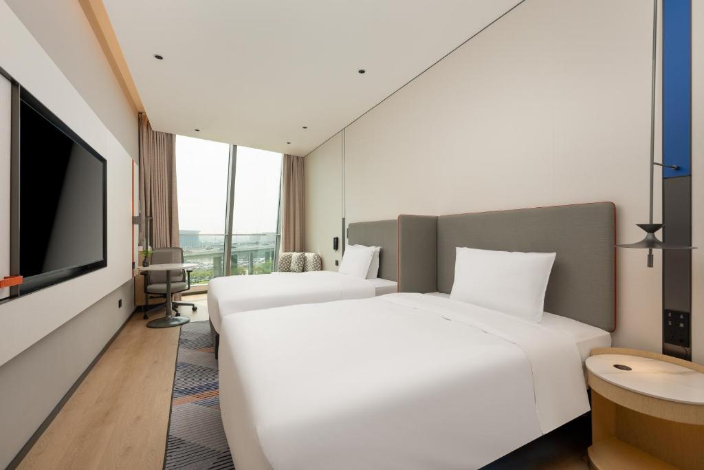 Postel nebo postele na pokoji v ubytování Holiday Inn Express Shanghai Hongqiao CBD by IHG