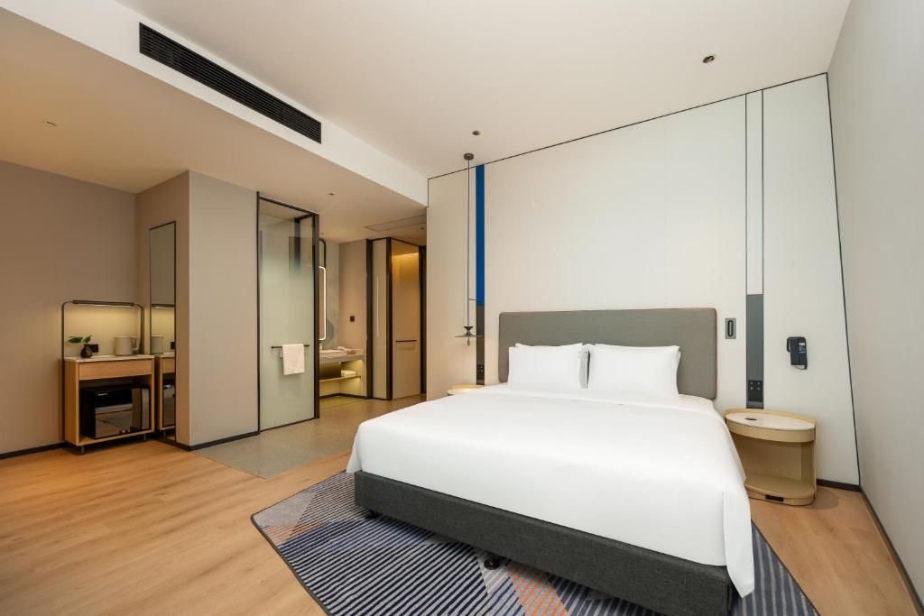 Postel nebo postele na pokoji v ubytování Holiday Inn Express Shanghai Hongqiao CBD by IHG