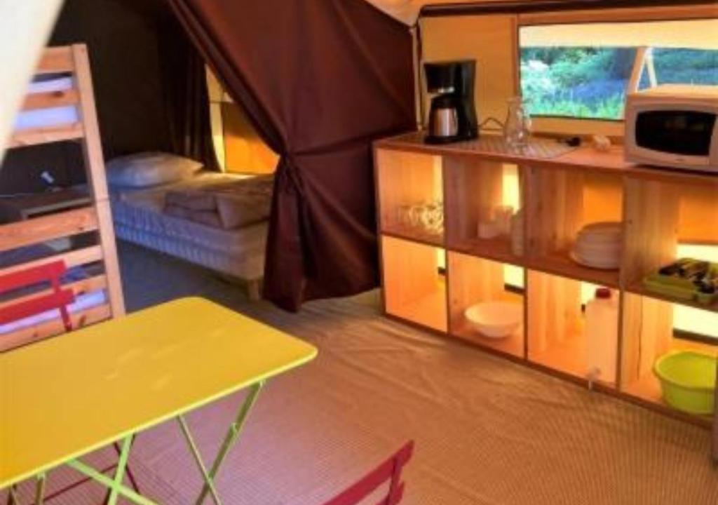 Kuchyň nebo kuchyňský kout v ubytování Camping Bois et Toilés